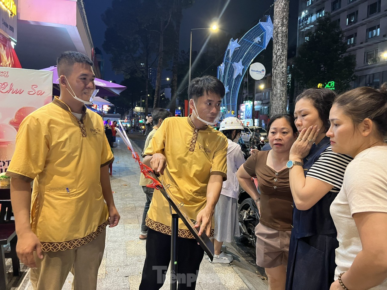 TTTM đông nghịt, hàng ăn hầu như không còn chỗ trống- Ảnh 12.