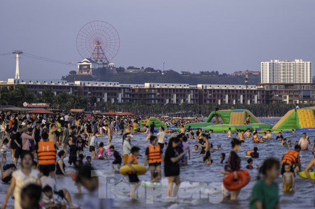 Lý do du khách đổ xô đến Quảng Ninh, Hải Phòng dịp 30/4- Ảnh 2.