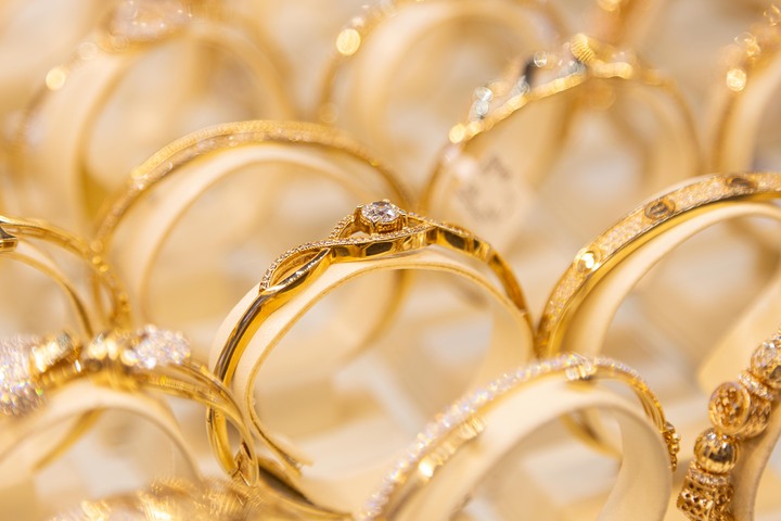 Giá vàng hôm nay 5/5: Kim loại quý đi ngang, nhà đầu tư kém lạc quan- Ảnh 1.