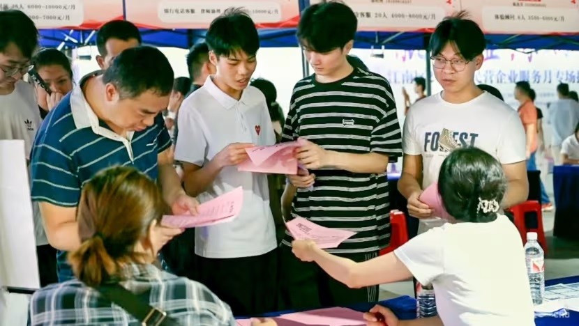 Lý do thanh niên châu Á chọn việc dưới khả năng- Ảnh 3.