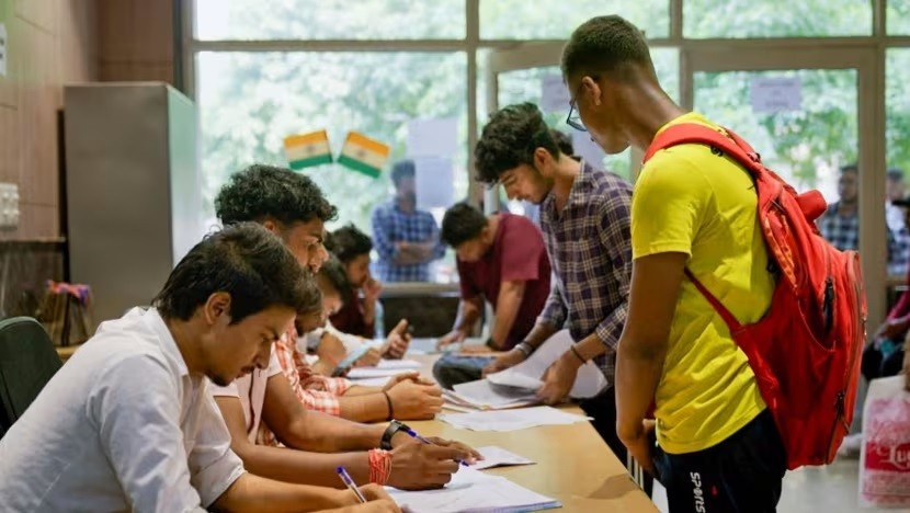 Lý do thanh niên châu Á chọn việc dưới khả năng- Ảnh 5.