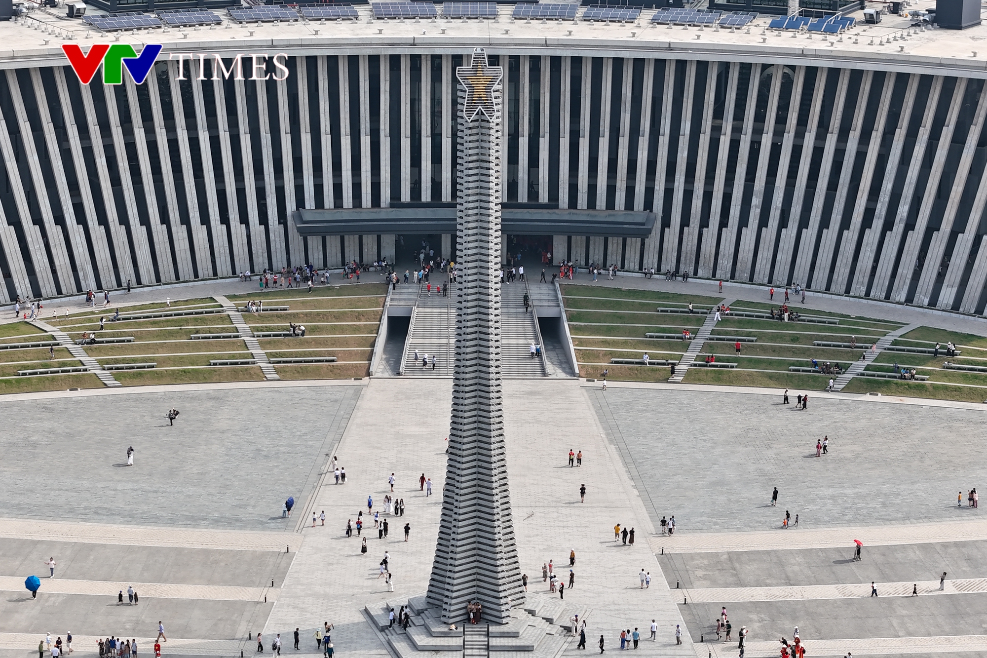 Bảo tàng Lịch sử Quân sự Việt Nam đón hàng vạn khách trong ngày nghỉ lễ 30/4 cuối cùng- Ảnh 2.