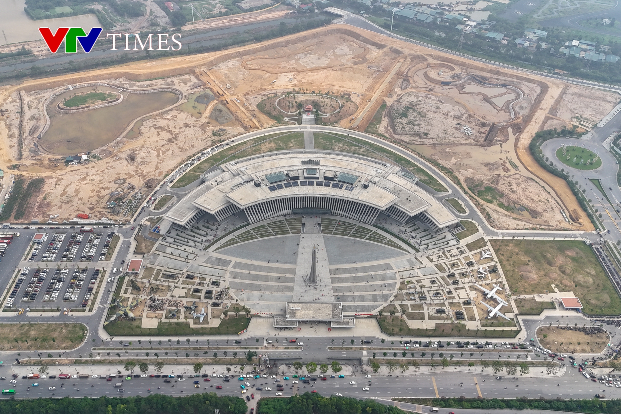 Bảo tàng Lịch sử Quân sự Việt Nam đón hàng vạn khách trong ngày nghỉ lễ 30/4 cuối cùng- Ảnh 1.