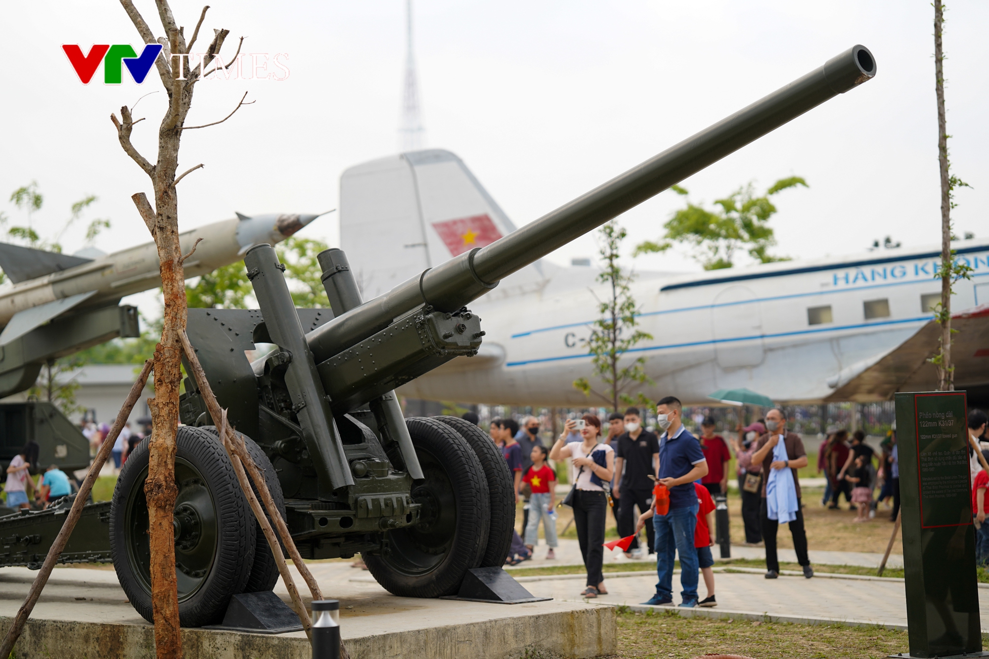 Bảo tàng Lịch sử Quân sự Việt Nam đón hàng vạn khách trong ngày nghỉ lễ 30/4 cuối cùng- Ảnh 8.