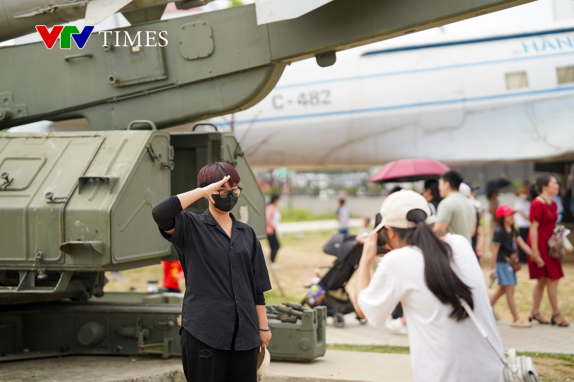 Bảo tàng Lịch sử Quân sự Việt Nam đón hàng vạn khách trong ngày nghỉ lễ 30/4 cuối cùng- Ảnh 6.