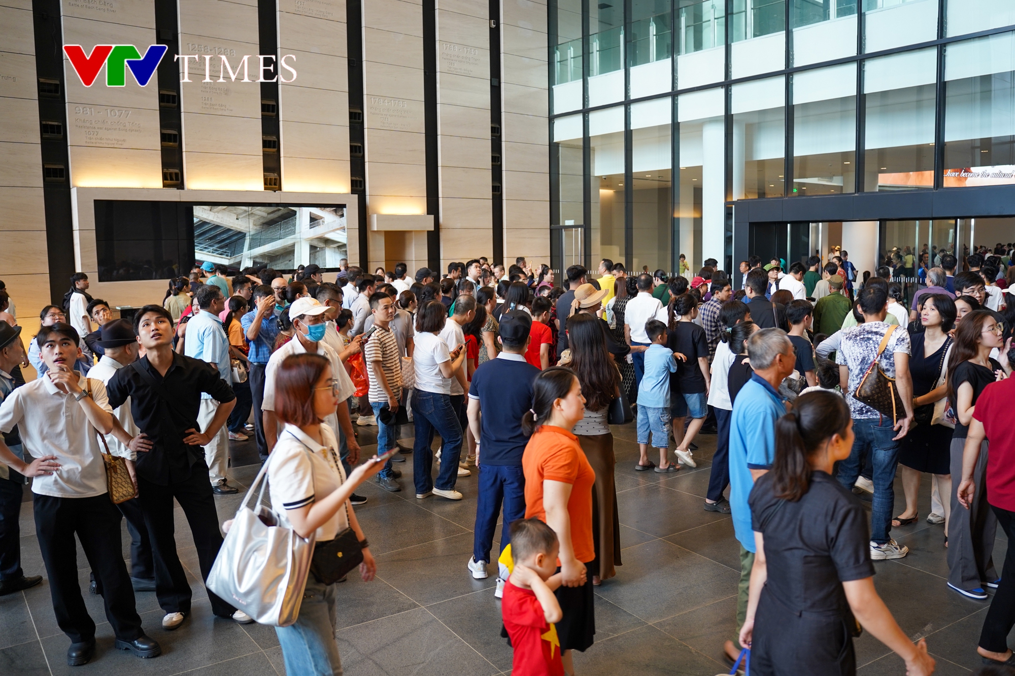 Bảo tàng Lịch sử Quân sự Việt Nam đón hàng vạn khách trong ngày nghỉ lễ 30/4 cuối cùng- Ảnh 12.