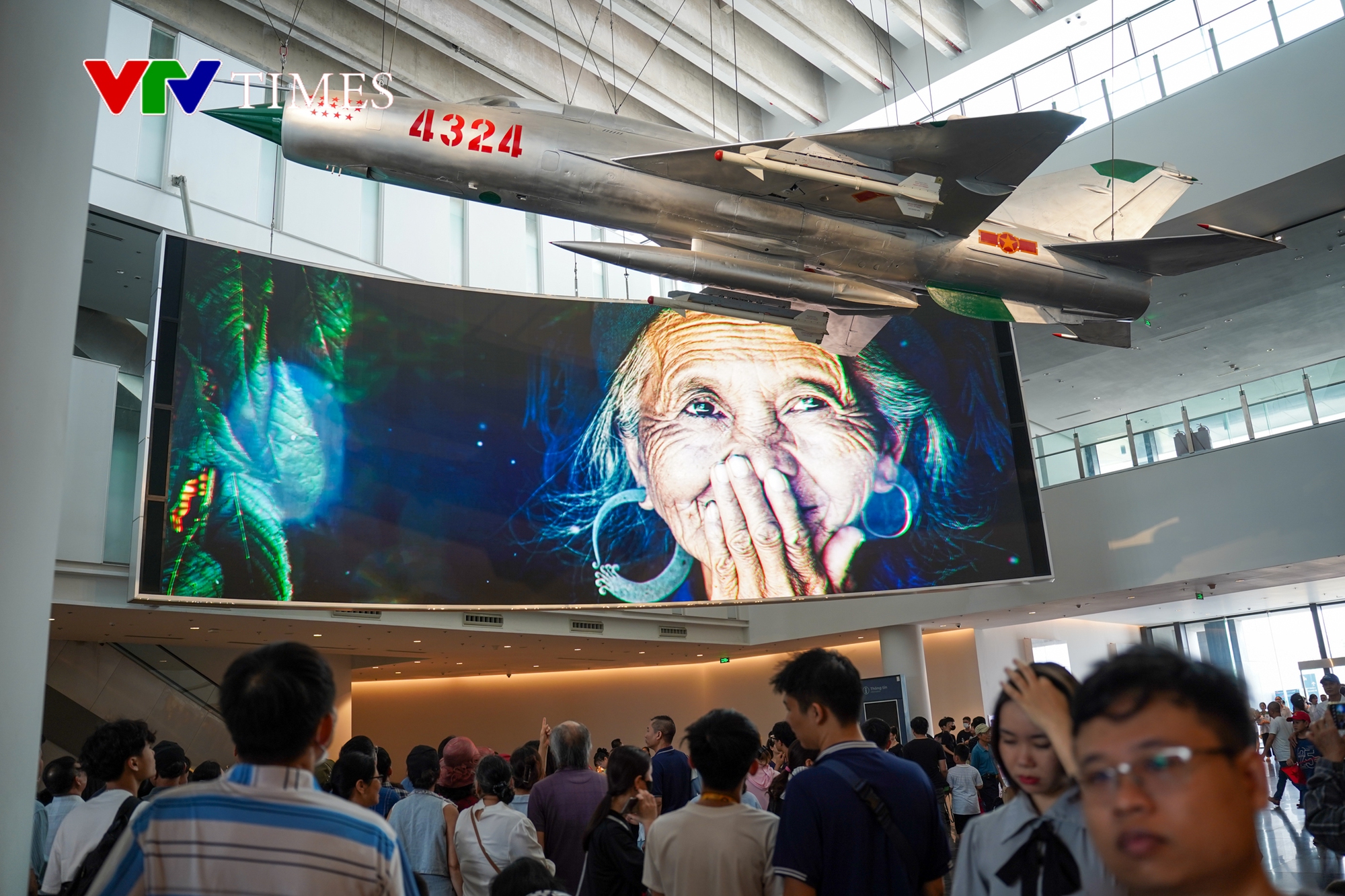 Bảo tàng Lịch sử Quân sự Việt Nam đón hàng vạn khách trong ngày nghỉ lễ 30/4 cuối cùng- Ảnh 11.