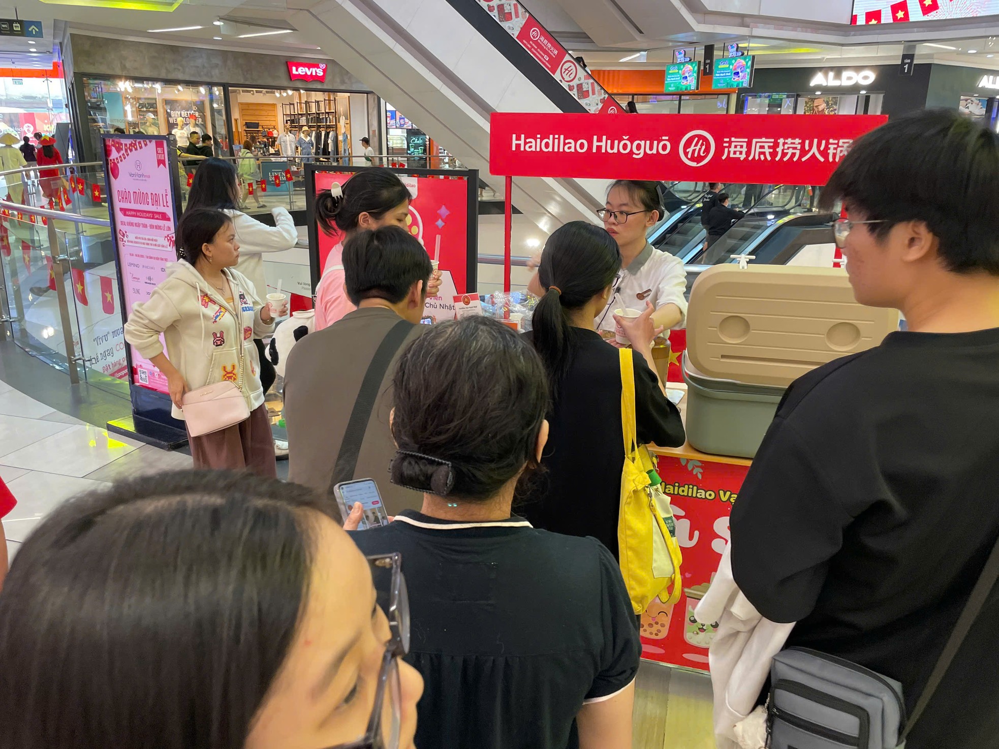 TTTM đông nghịt, hàng ăn hầu như không còn chỗ trống- Ảnh 22.