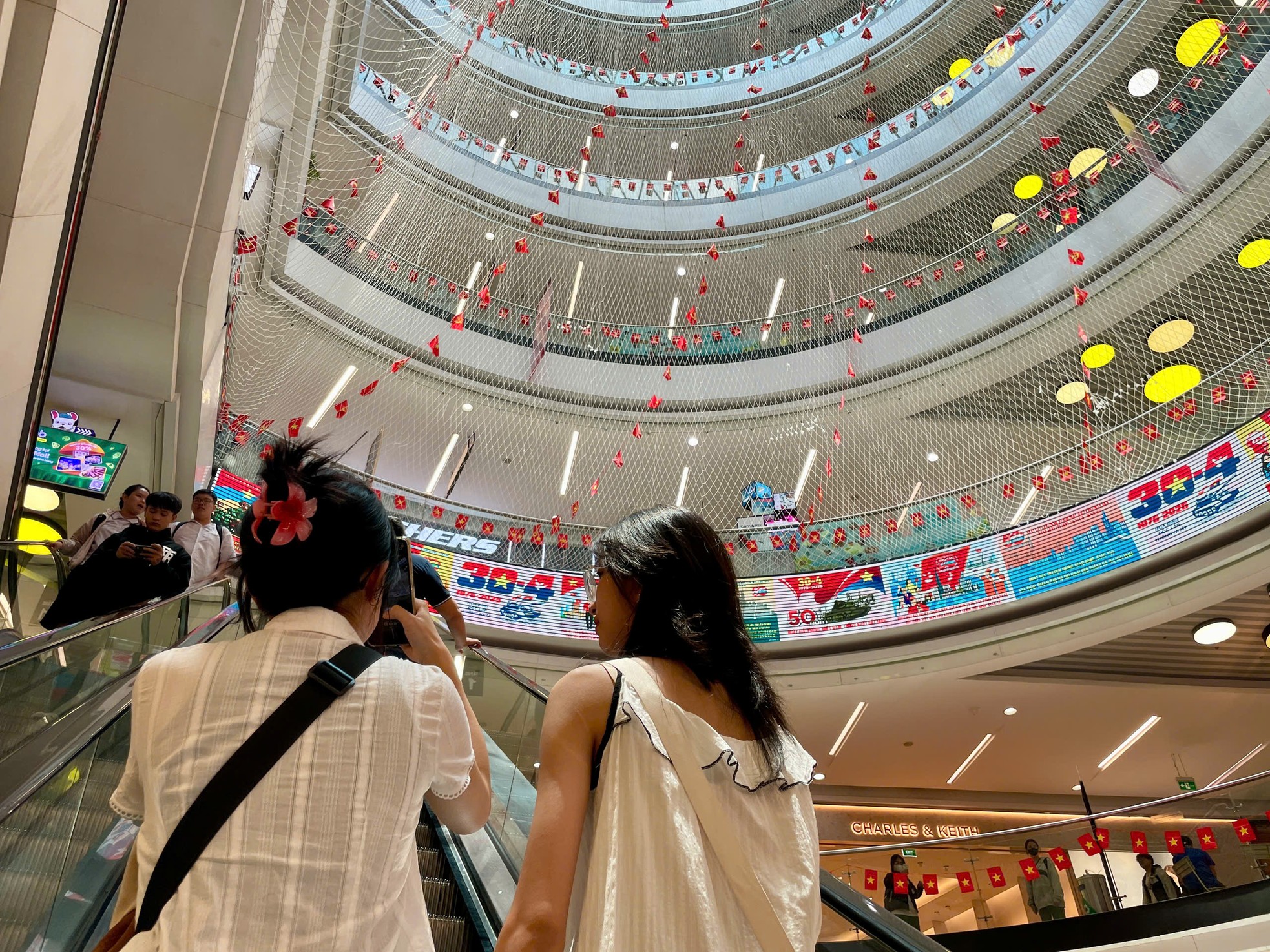 TTTM đông nghịt, hàng ăn hầu như không còn chỗ trống- Ảnh 20.