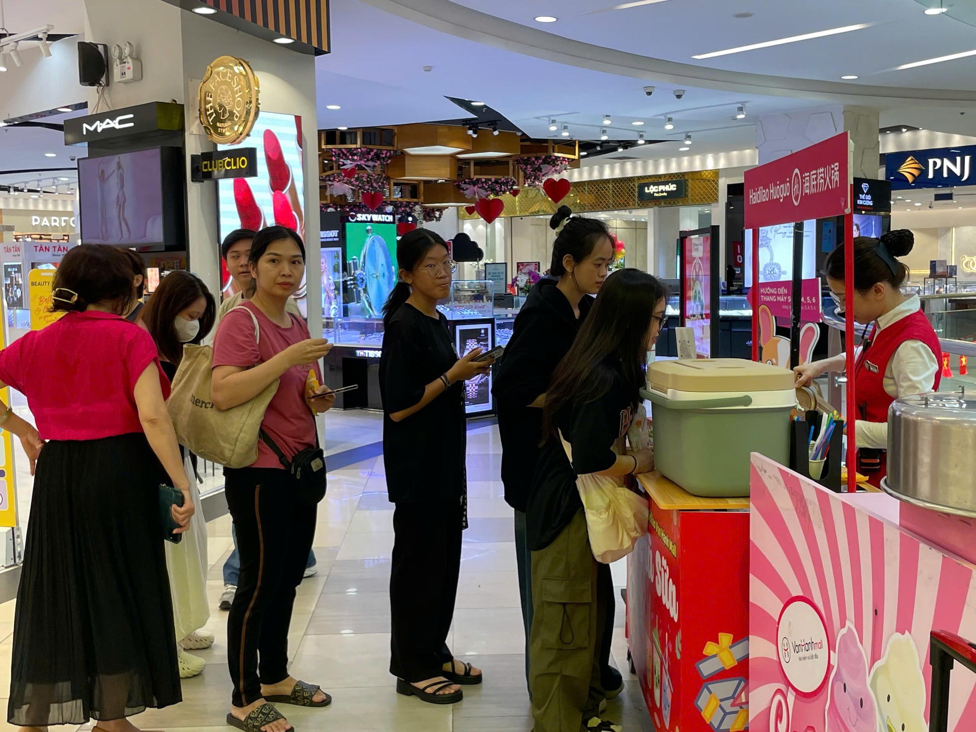 TTTM đông nghịt, hàng ăn hầu như không còn chỗ trống- Ảnh 21.