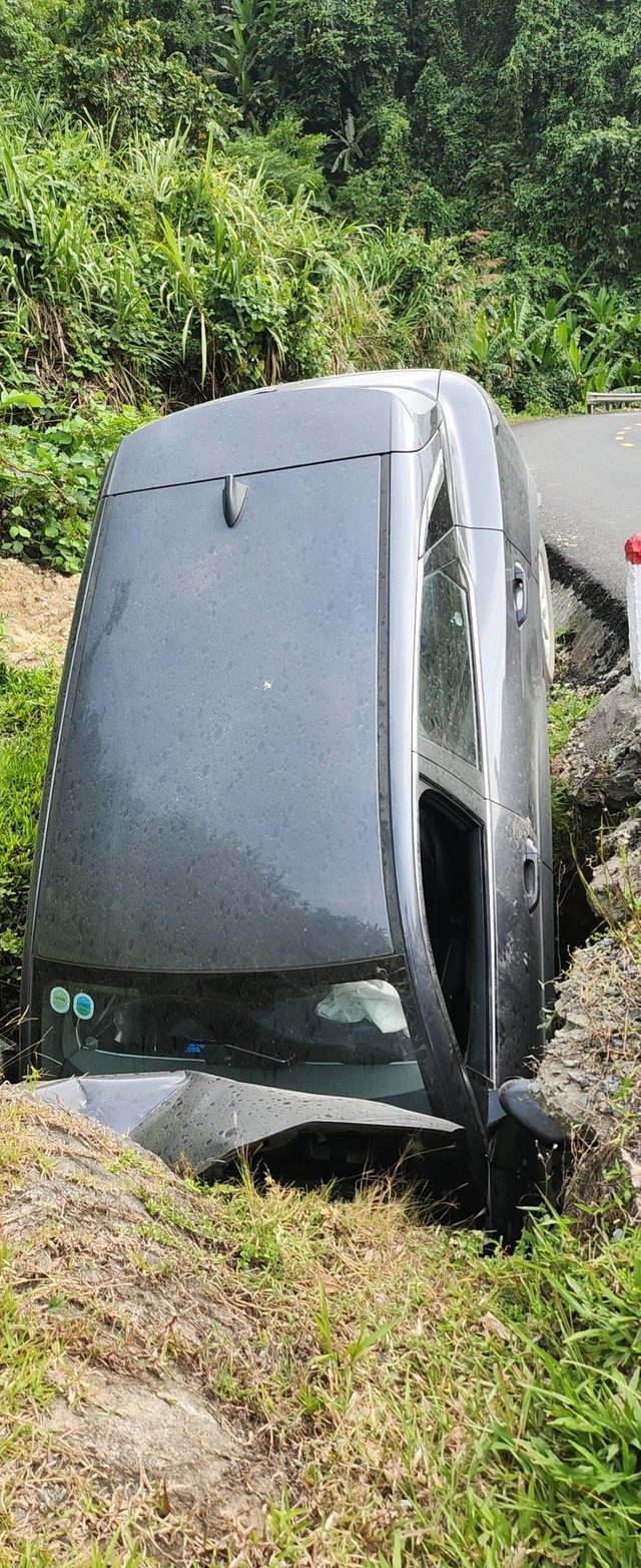 Tránh 2 người 'say rượu', VinFast VF 6 tông gãy cột đường rồi rớt hố: Tình trạng người lái gây bất ngờ- Ảnh 2.