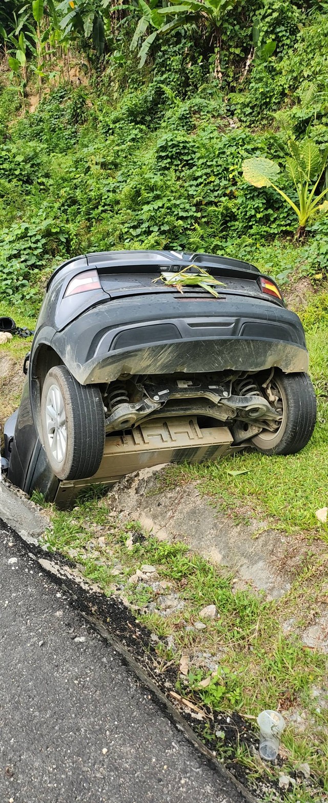 Tránh 2 người 'say rượu', VinFast VF 6 tông gãy cột đường rồi rớt hố: Tình trạng người lái gây bất ngờ- Ảnh 3.