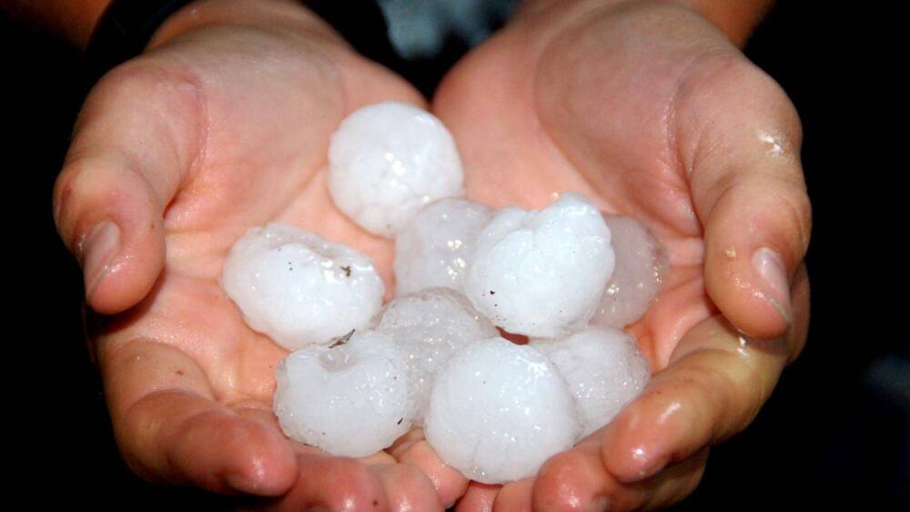 Cảnh tượng lạ: Paris chìm trong cơn mưa đá lớn, du khách và người dân hoảng loạn, cảnh báo cam được đưa ra- Ảnh 6.