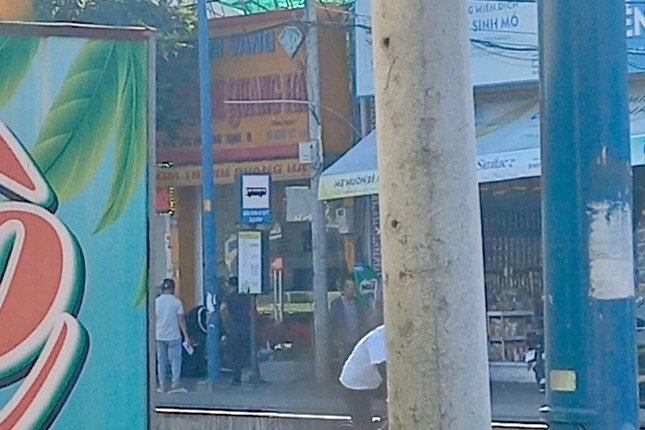 Đang truy xét 2 thanh niên cướp tiệm vàng ở TPHCM- Ảnh 1.