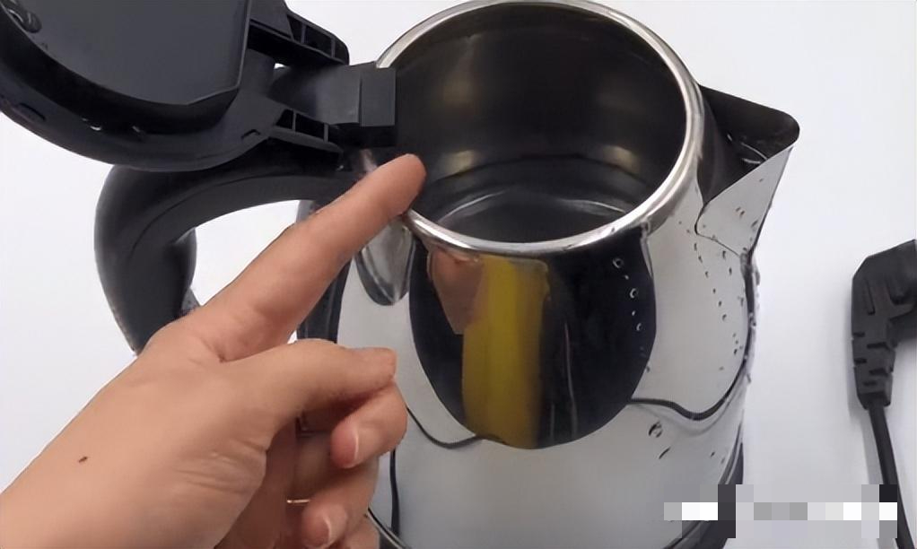 Cảnh báo 4 sai lầm tai hại khi dùng ấm siêu tốc: Số 1 nhiều người mắc, bác sĩ nói “bỏ ngay”- Ảnh 1.