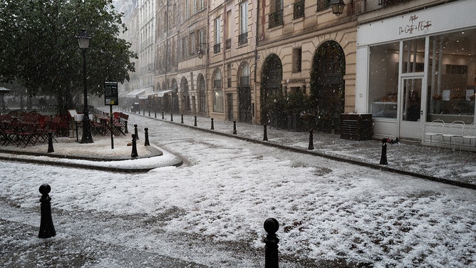 Cảnh tượng lạ: Paris chìm trong cơn mưa đá lớn, du khách và người dân hoảng loạn, cảnh báo cam được đưa ra- Ảnh 1.