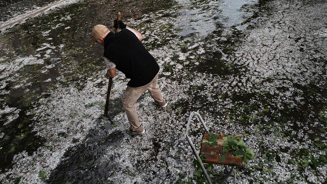 Cảnh tượng lạ: Paris chìm trong cơn mưa đá lớn, du khách và người dân hoảng loạn, cảnh báo cam được đưa ra- Ảnh 4.