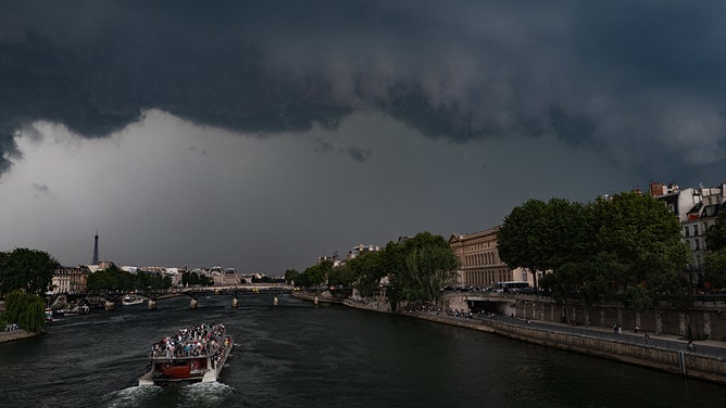 Cảnh tượng lạ: Paris chìm trong cơn mưa đá lớn, du khách và người dân hoảng loạn, cảnh báo cam được đưa ra- Ảnh 5.