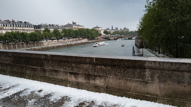 Cảnh tượng lạ: Paris chìm trong cơn mưa đá lớn, du khách và người dân hoảng loạn, cảnh báo cam được đưa ra- Ảnh 3.