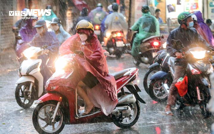 Miền Bắc sắp đón không khí lạnh, thời tiết từ oi nóng chuyển mưa dông- Ảnh 1. Miền Bắc sắp đón không khí lạnh, thời tiết từ oi nóng chuyển mưa dông- Ảnh 1.