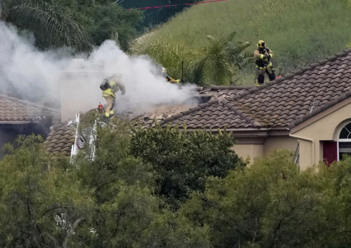 Mỹ: Máy bay đâm vào khu dân cư, 2 người thiệt mạng- Ảnh 1.