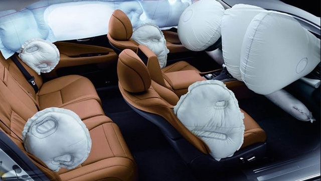 Tránh 2 người 'say rượu', VinFast VF 6 tông gãy cột đường rồi rớt hố: Tình trạng người lái gây bất ngờ- Ảnh 5.