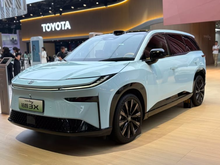 Xe điện giá như ‘hàng chợ’: Toyota mở bán chiếc SUV có cửa sổ trời giá 389 triệu đồng, chỉ một nơi duy nhất trên thế giới có thể mua được- Ảnh 1.