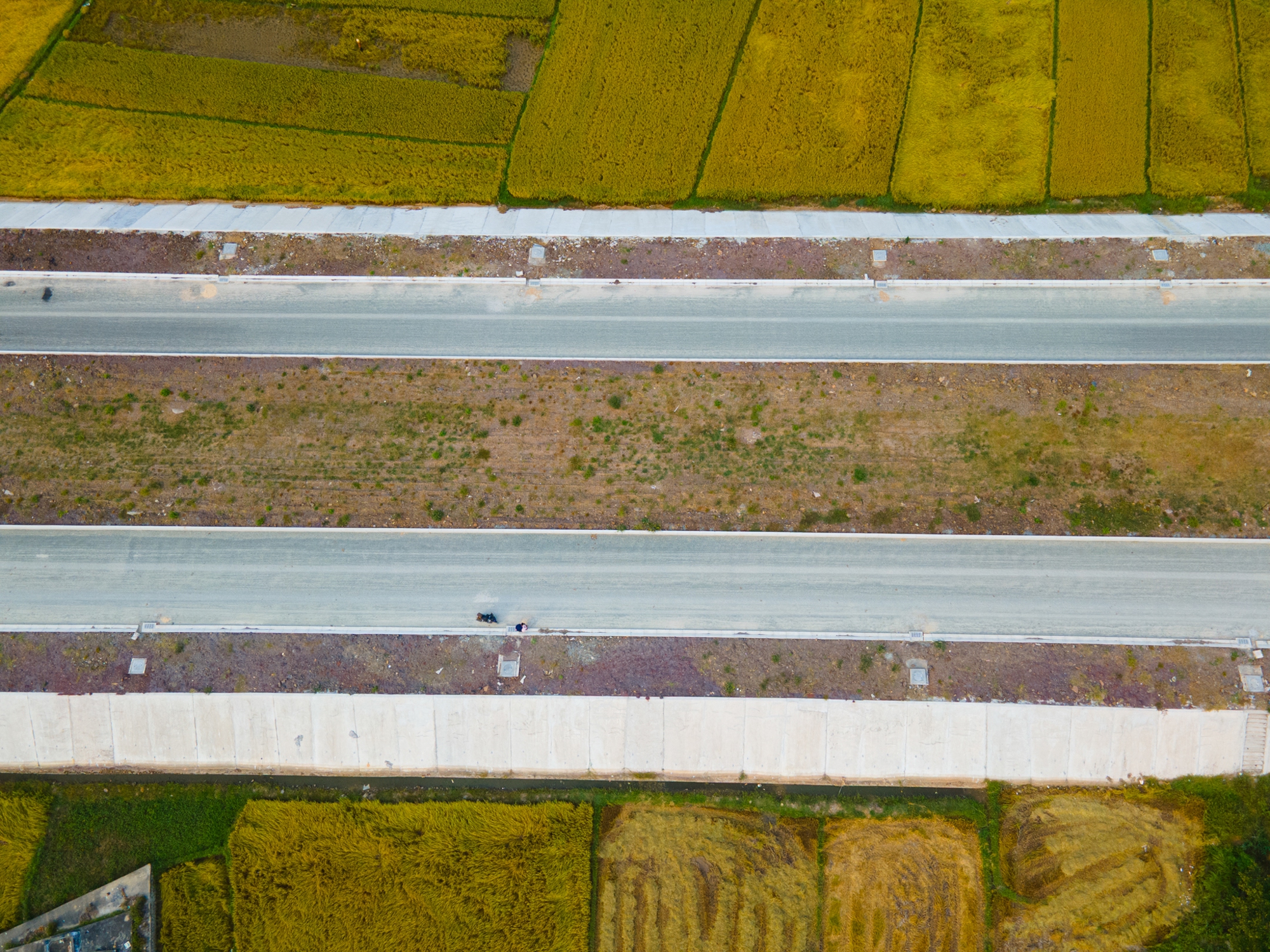 Toàn cảnh tuyến đường đang xây dựng qua “thiên đường hải sản”, đang được mời gọi đầu tư 2 dự án 5.700 tỷ đồng- Ảnh 10.