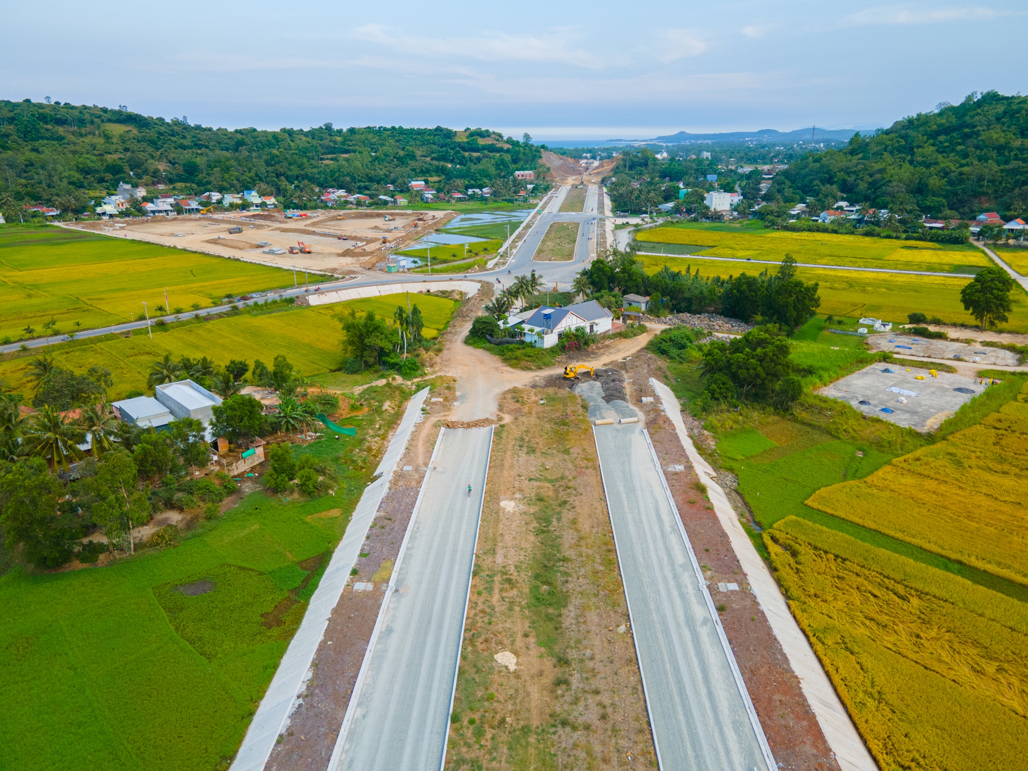 Toàn cảnh tuyến đường đang xây dựng qua “thiên đường hải sản”, đang được mời gọi đầu tư 2 dự án 5.700 tỷ đồng- Ảnh 13.