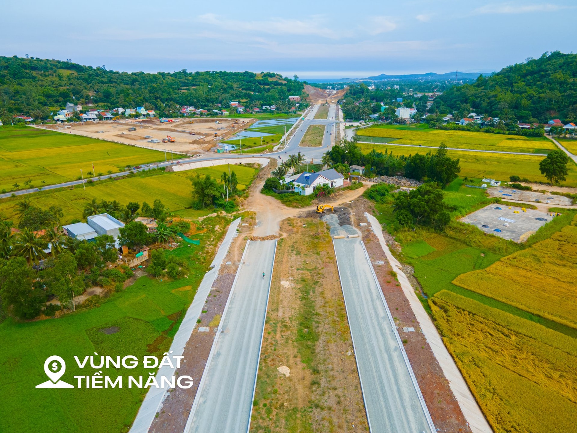 Toàn cảnh tuyến đường đang xây dựng qua “thiên đường hải sản”, đang được mời gọi đầu tư 2 dự án 5.700 tỷ đồng- Ảnh 1.