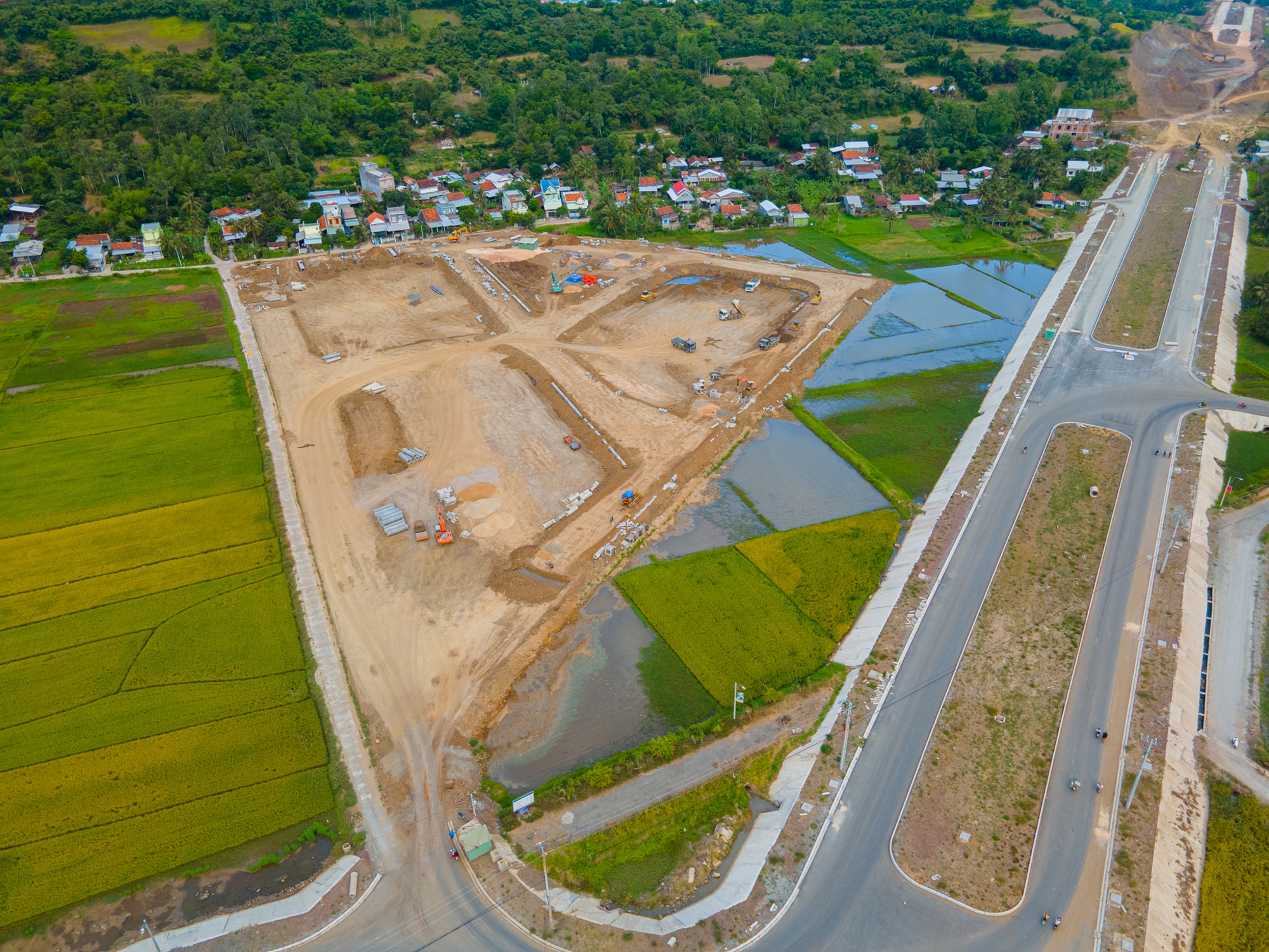 Toàn cảnh tuyến đường đang xây dựng qua “thiên đường hải sản”, đang được mời gọi đầu tư 2 dự án 5.700 tỷ đồng- Ảnh 14.