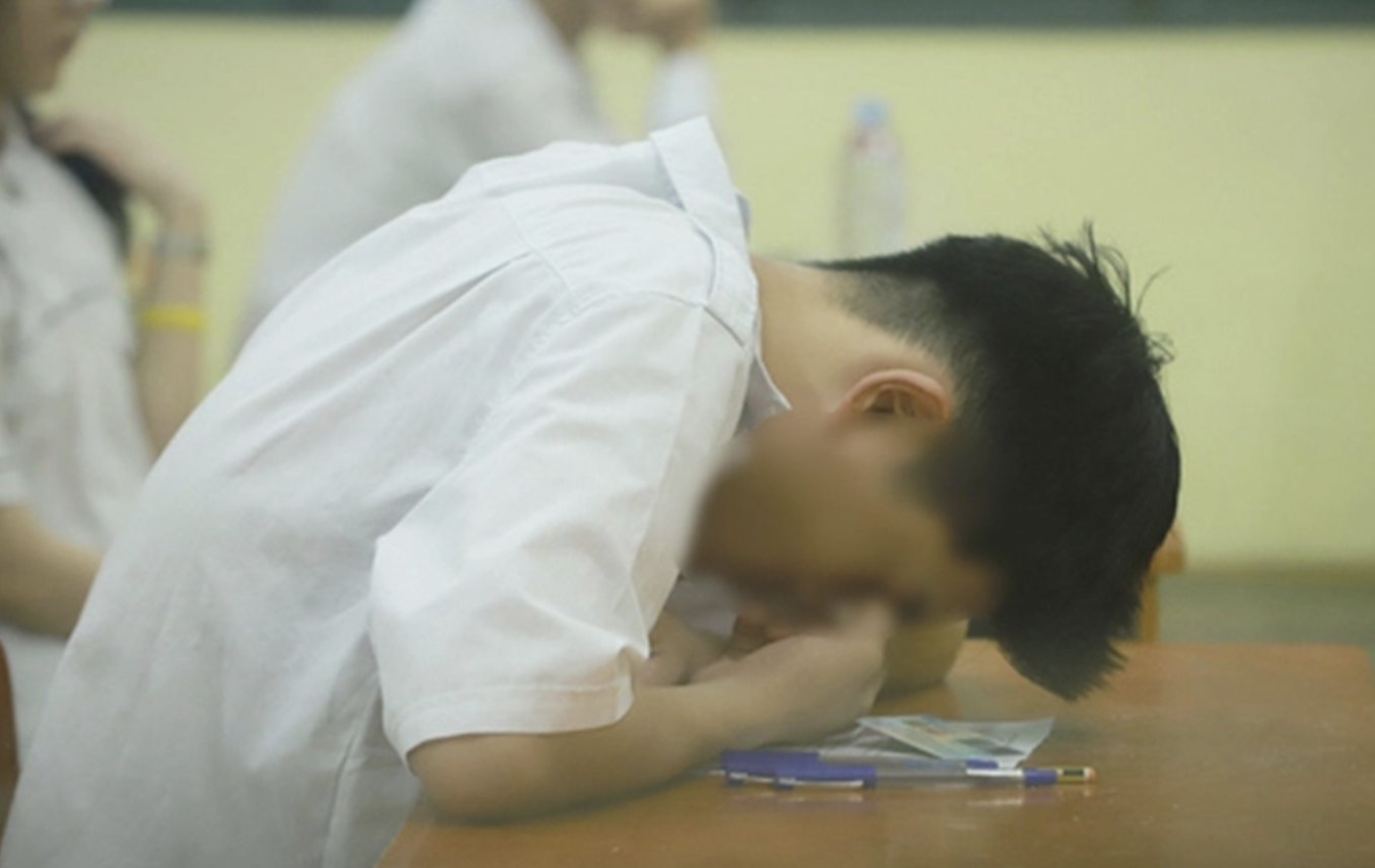 Xót xa lời "cầu cứu" của người mẹ có con học lớp 12: Em mệt mỏi, bế tắc, lo lắng lắm rồi...- Ảnh 1. Xót xa lời "cầu cứu" của người mẹ có con học lớp 12: Em mệt mỏi, bế tắc, lo lắng lắm rồi...- Ảnh 1.