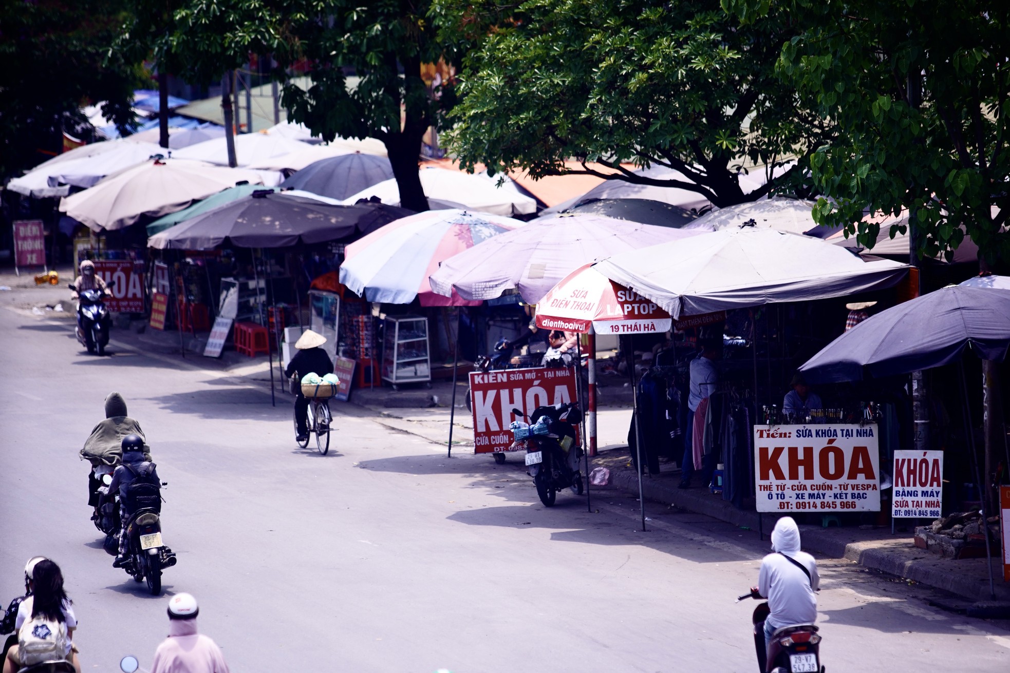 Người dân Thủ đô chật vật với nắng nóng đầu mùa- Ảnh 20.