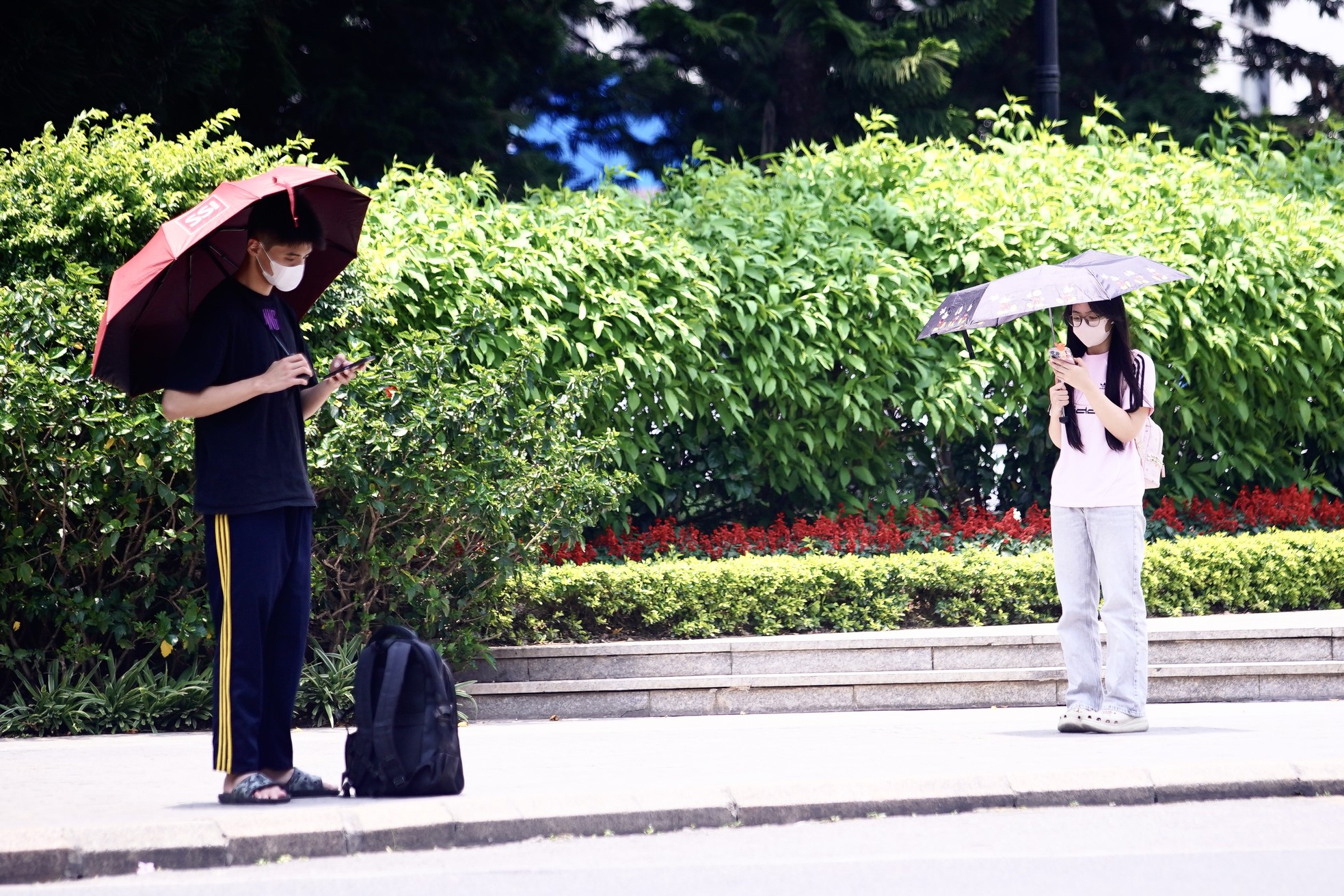 Người dân Thủ đô chật vật với nắng nóng đầu mùa- Ảnh 11.