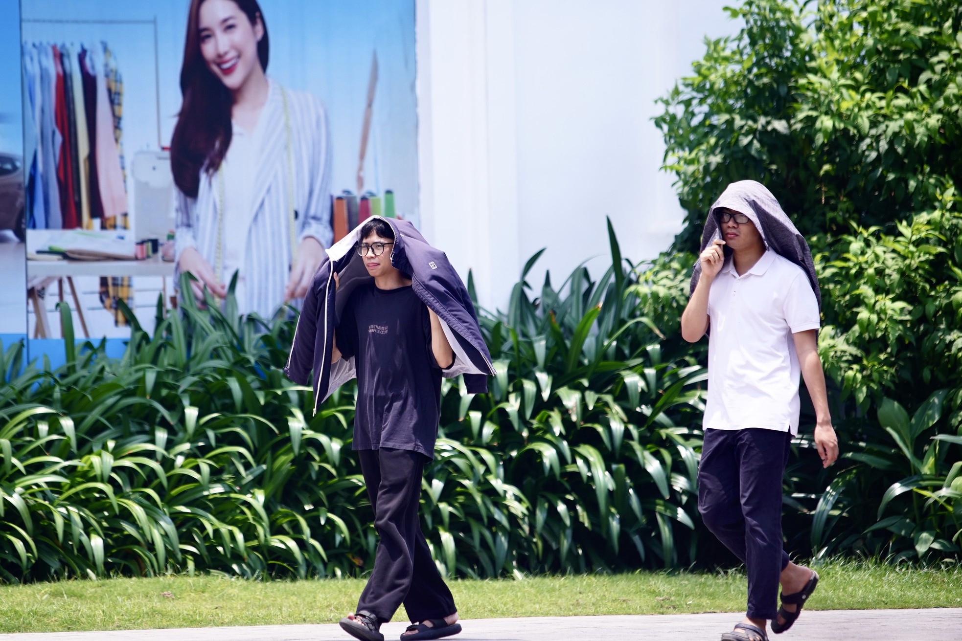 Người dân Thủ đô chật vật với nắng nóng đầu mùa- Ảnh 12.