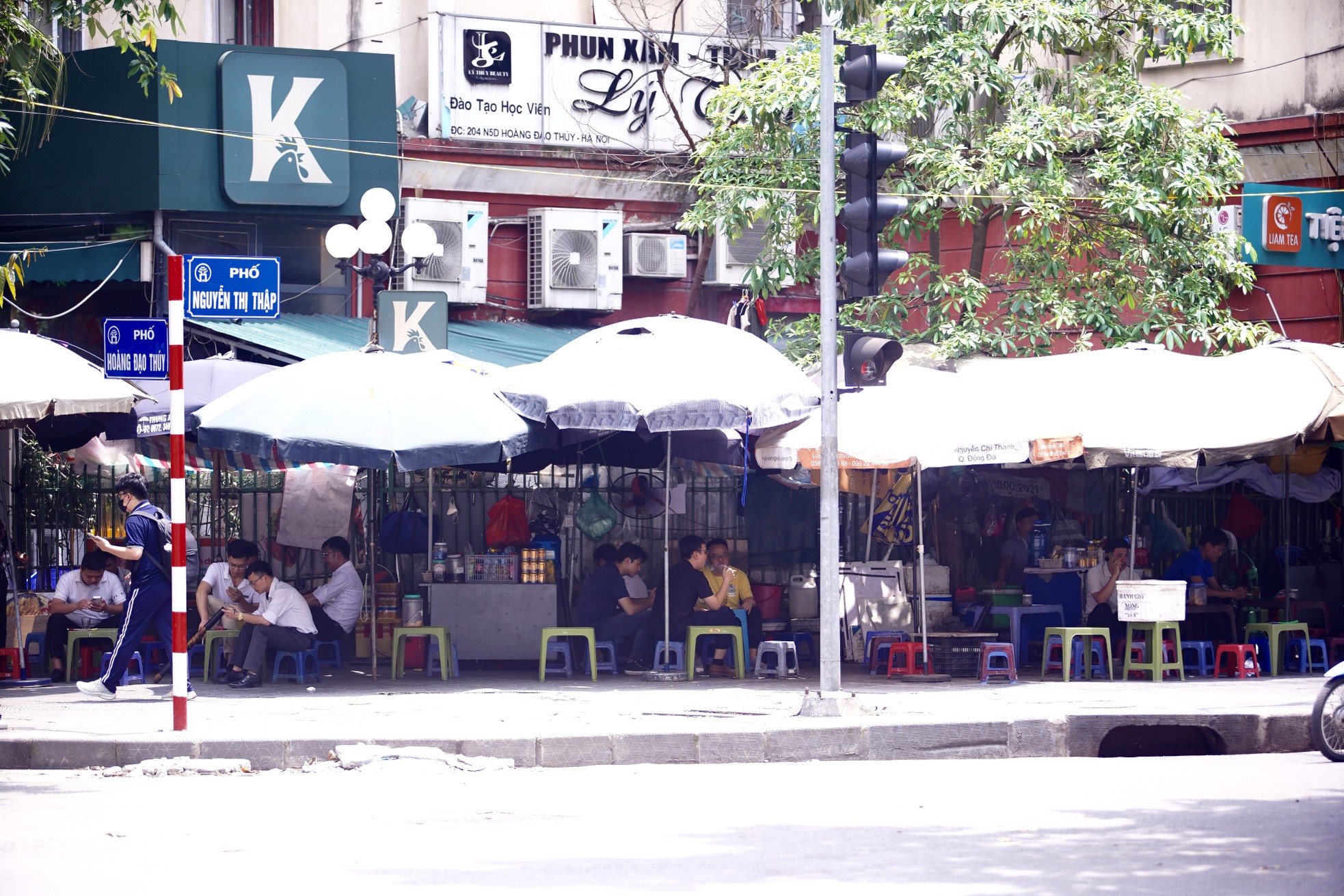 Người dân Thủ đô chật vật với nắng nóng đầu mùa- Ảnh 21.