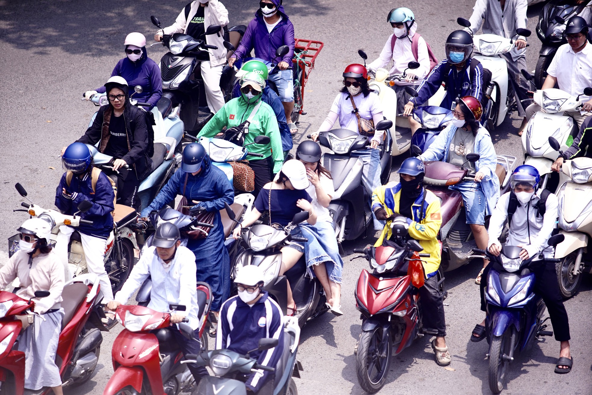 Người dân Thủ đô chật vật với nắng nóng đầu mùa- Ảnh 1.