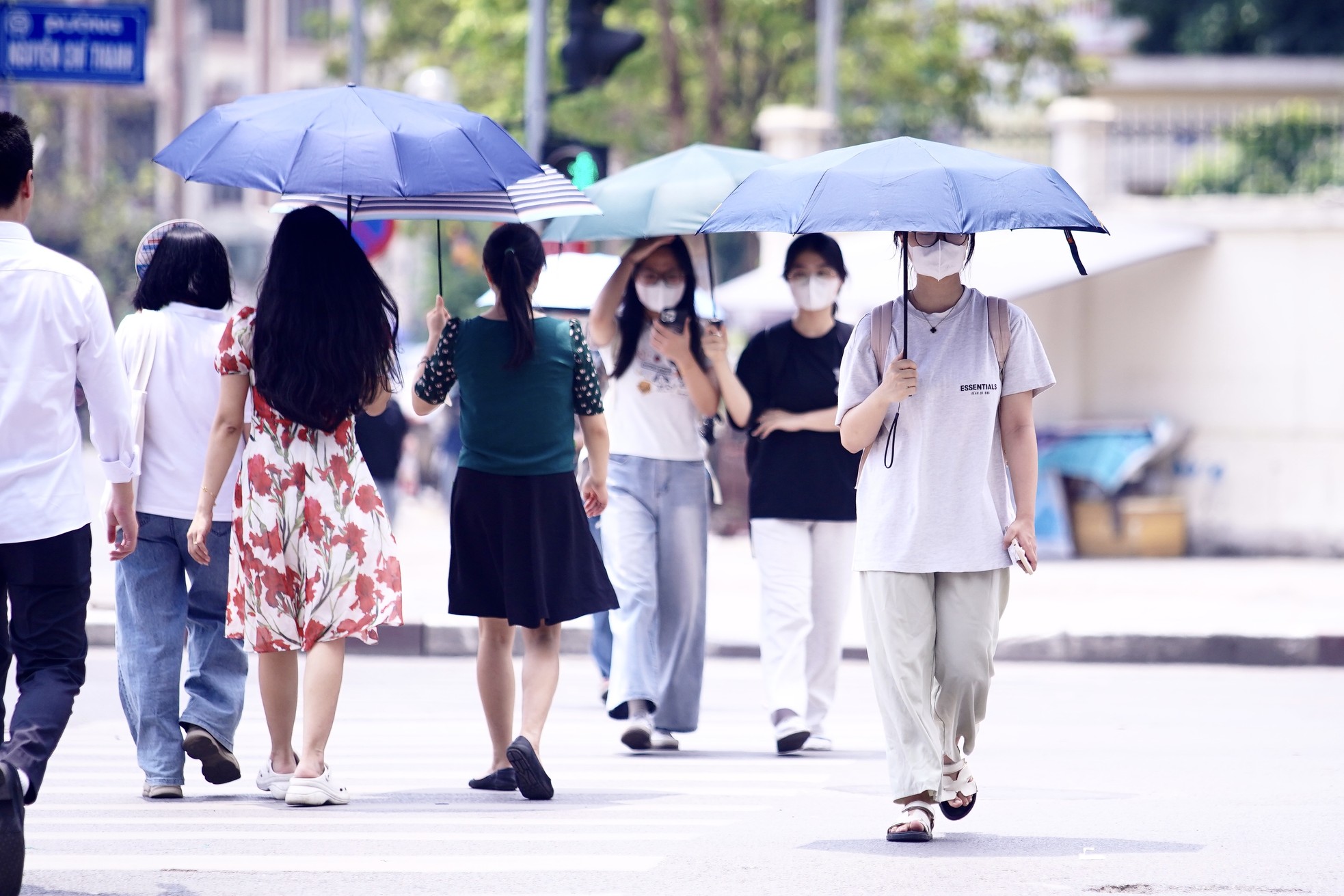 Người dân Thủ đô chật vật với nắng nóng đầu mùa- Ảnh 10.