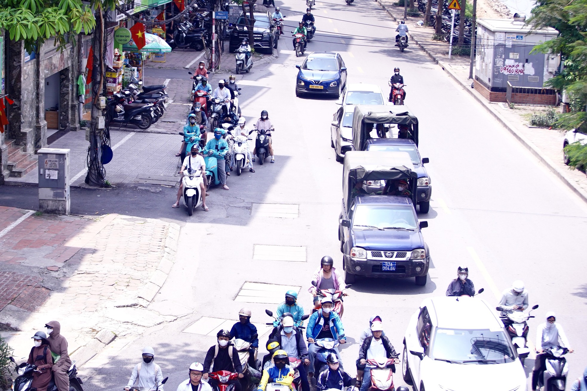 Người dân Thủ đô chật vật với nắng nóng đầu mùa- Ảnh 7.