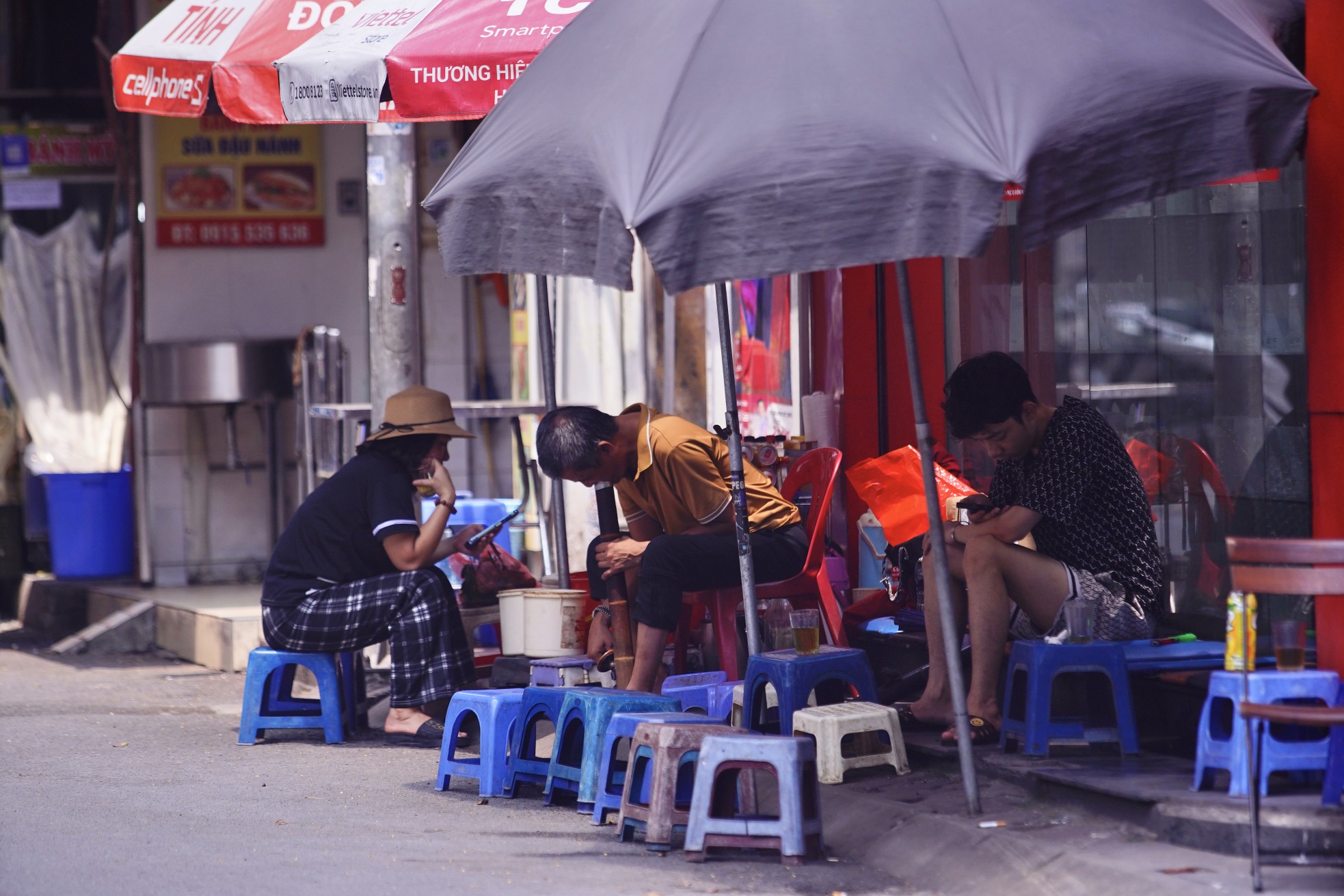 Người dân Thủ đô chật vật với nắng nóng đầu mùa- Ảnh 22.