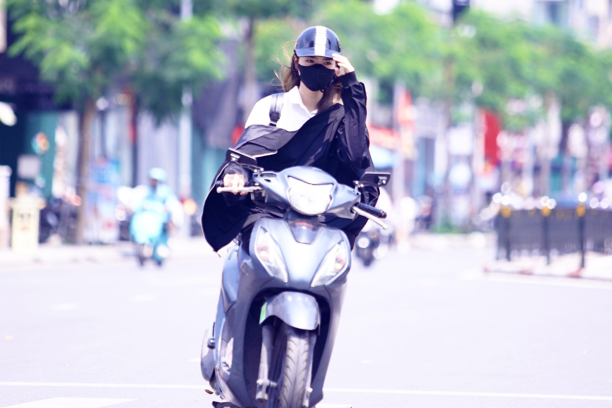 Người dân Thủ đô chật vật với nắng nóng đầu mùa- Ảnh 3.