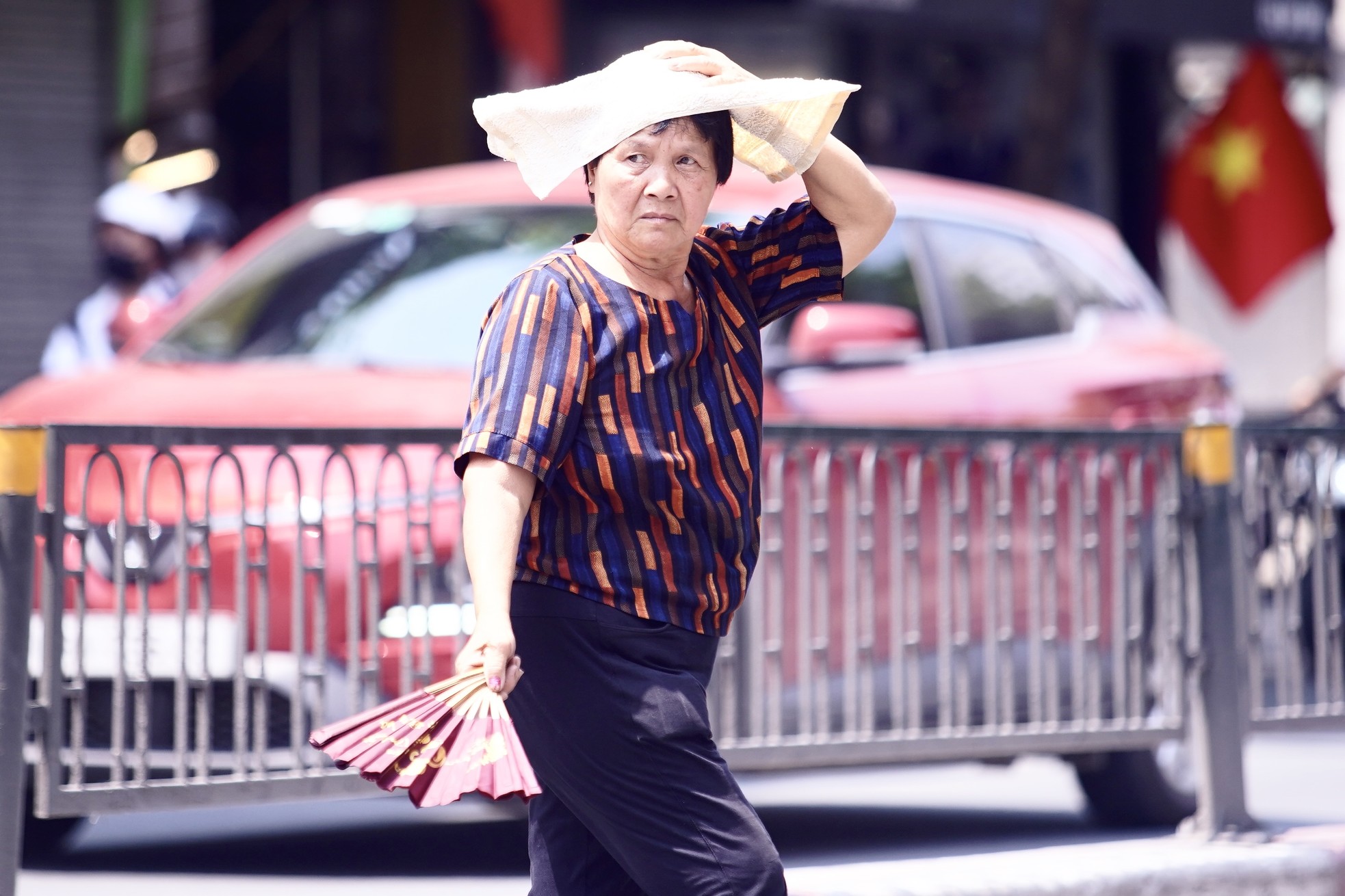 Người dân Thủ đô chật vật với nắng nóng đầu mùa- Ảnh 14.