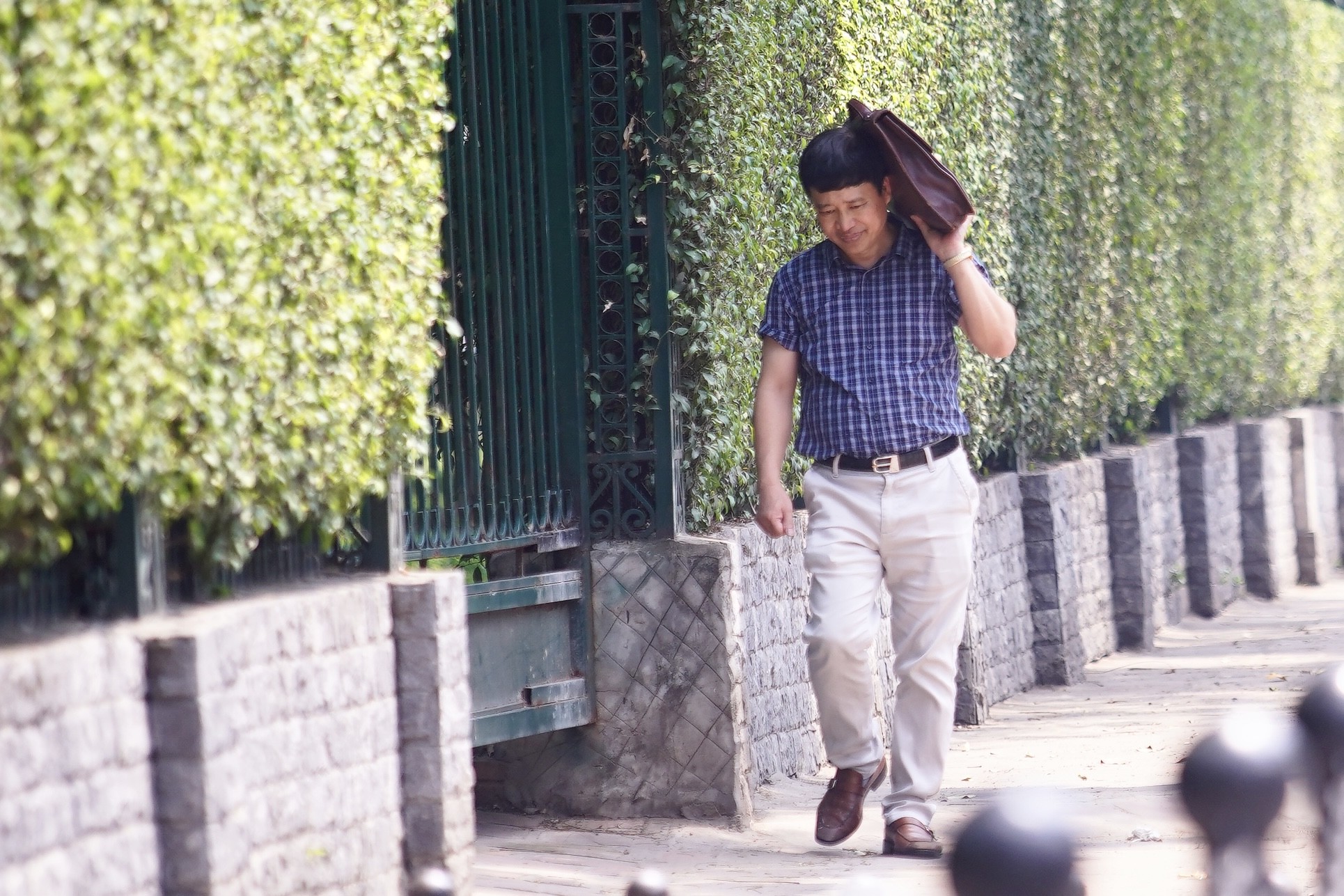 Người dân Thủ đô chật vật với nắng nóng đầu mùa- Ảnh 13.