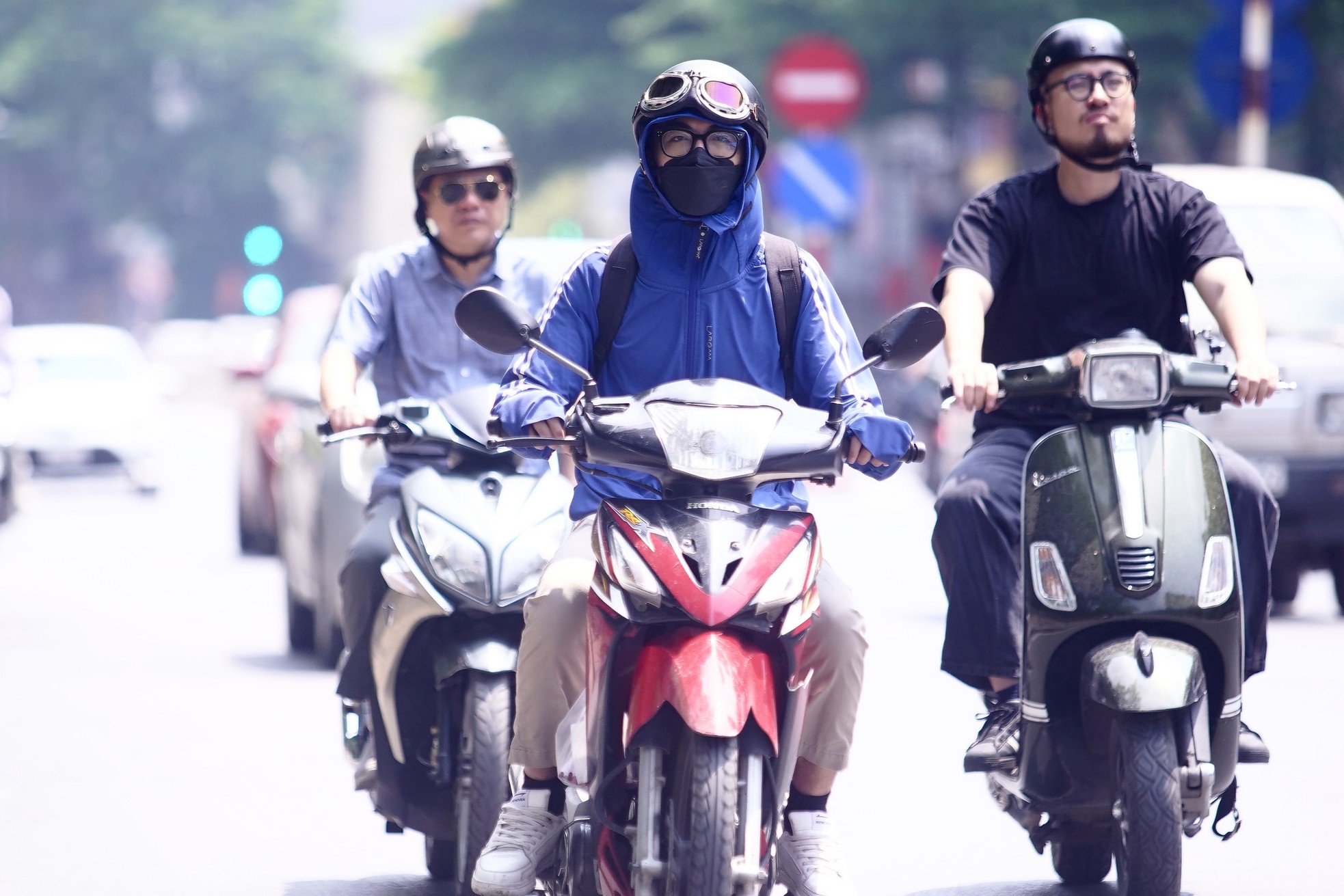 Người dân Thủ đô chật vật với nắng nóng đầu mùa- Ảnh 4.