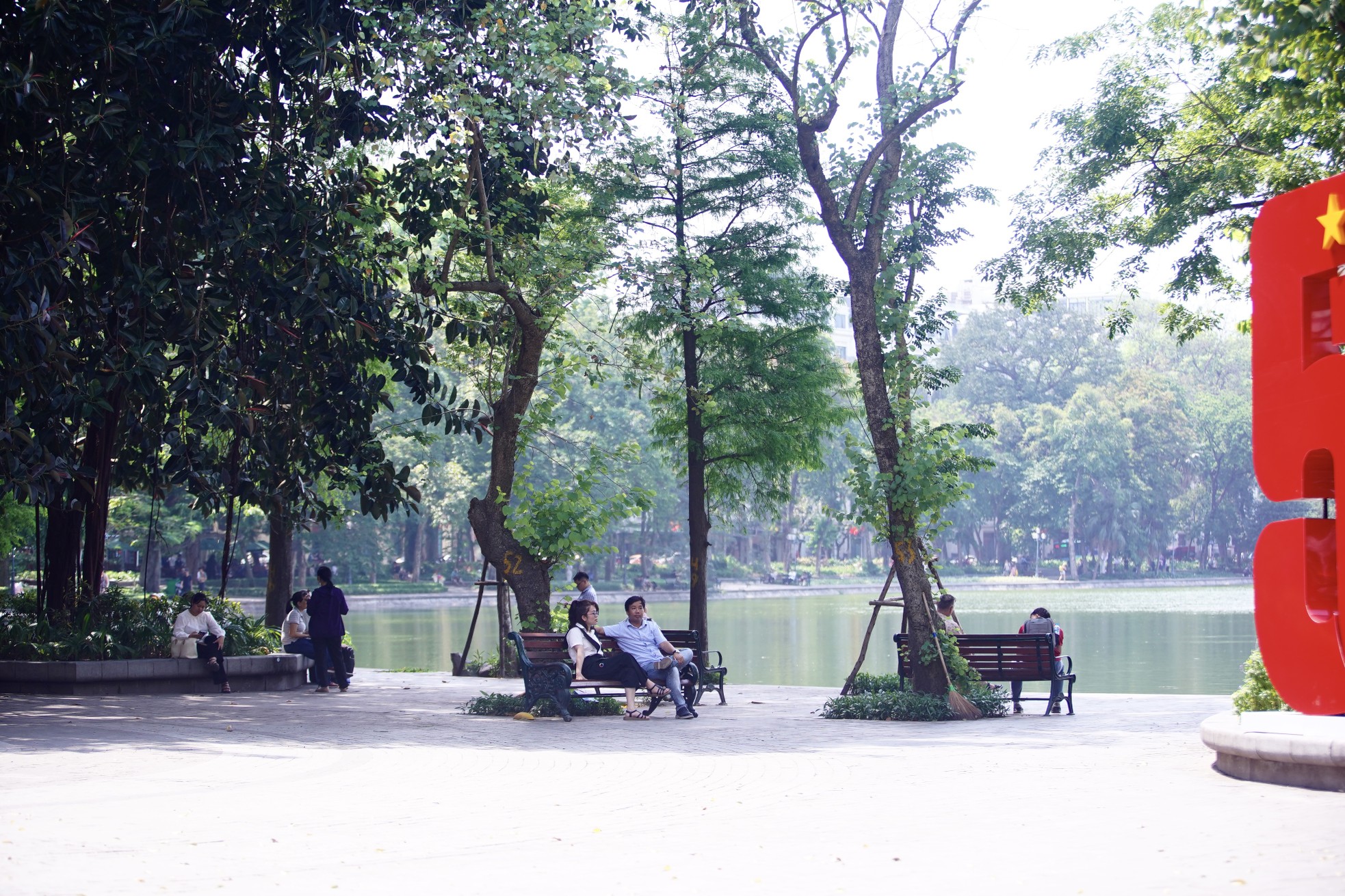 Người dân Thủ đô chật vật với nắng nóng đầu mùa- Ảnh 18.