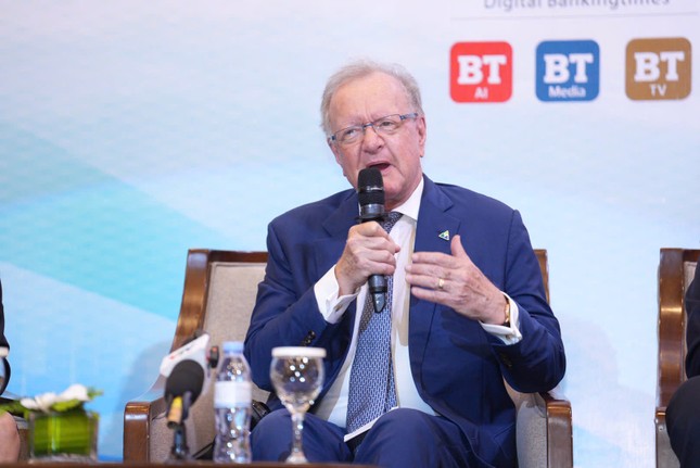 Chuyên gia nước ngoài nói về việc mua bán, sáp nhập ngân hàng Việt Nam- Ảnh 1.