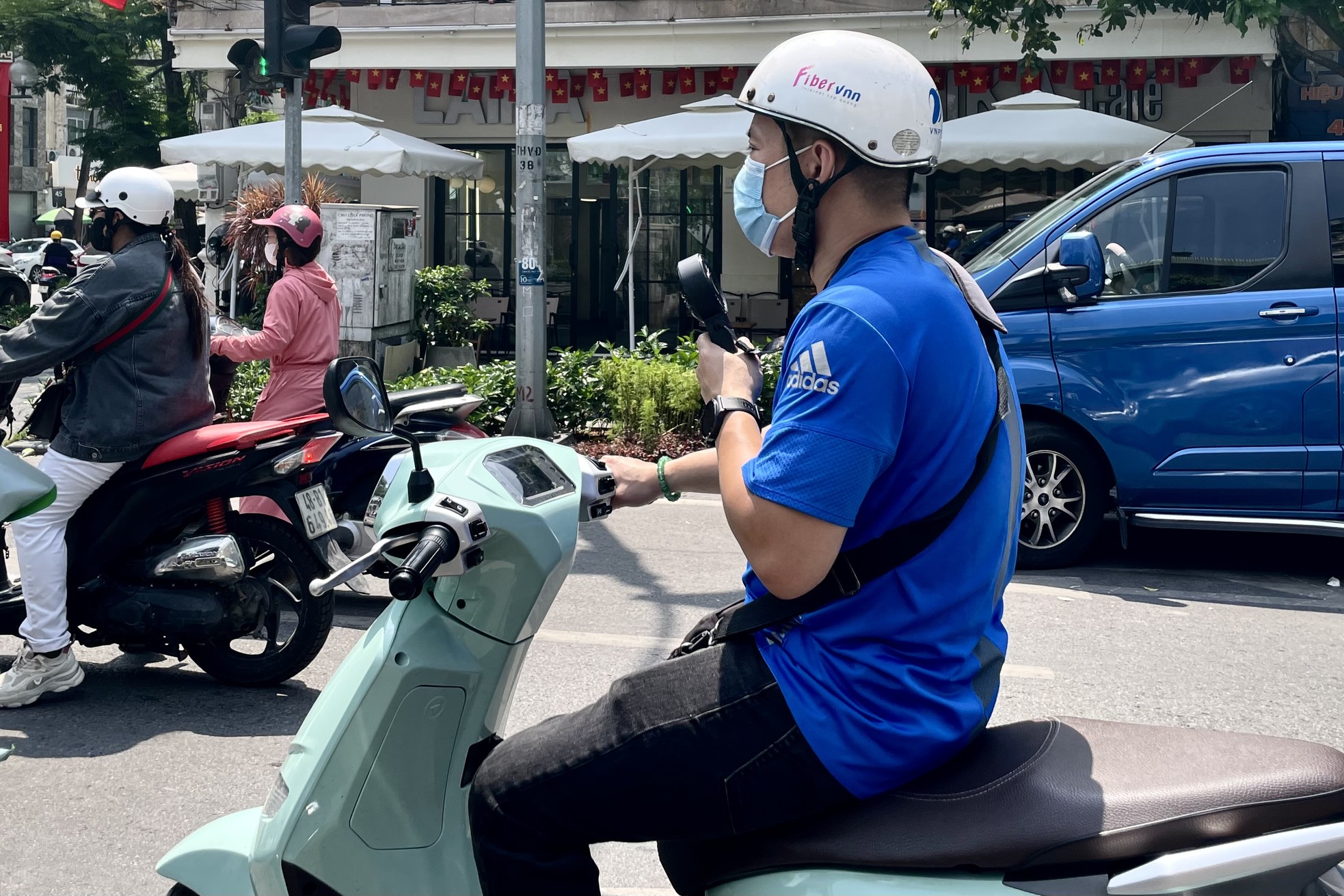 Người dân Thủ đô chật vật với nắng nóng đầu mùa- Ảnh 9.