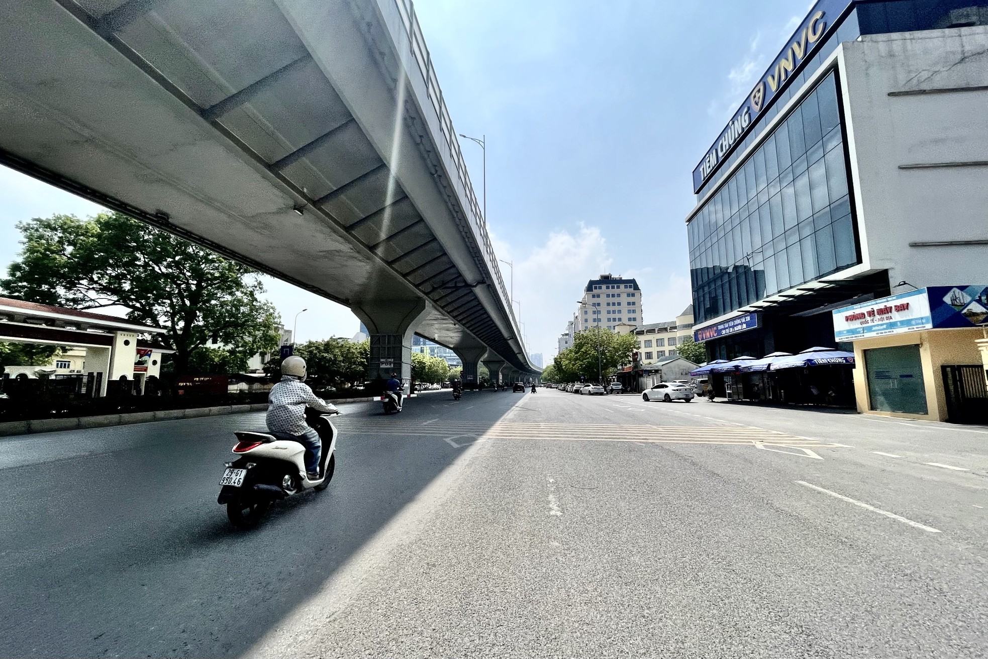 Người dân Thủ đô chật vật với nắng nóng đầu mùa- Ảnh 19.