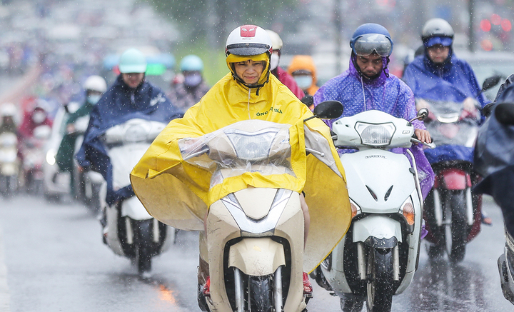 Bắc và Trung Bộ sắp hứng mưa lớn sau những ngày nắng nóng gần 40°C- Ảnh 1.