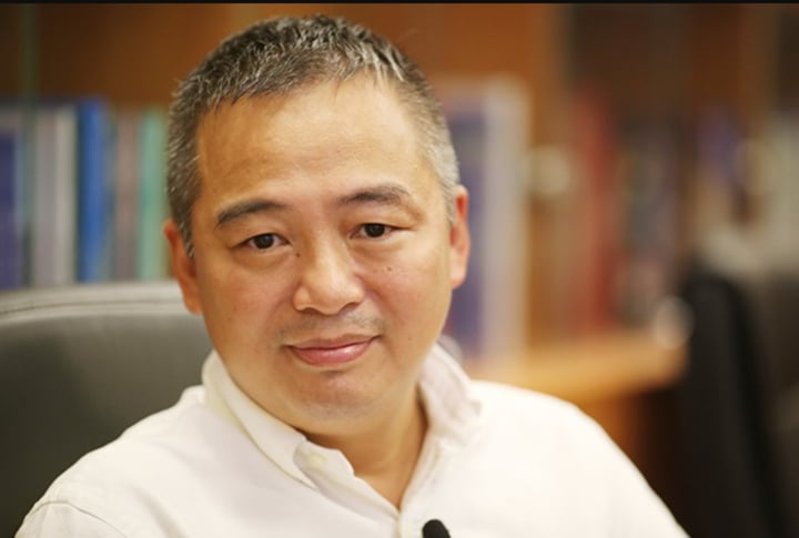 PGS.TS Nguyễn Lân Hiếu vạch trần cú lừa 'đứng lên ho là thoát đột quỵ'- Ảnh 1. PGS.TS Nguyễn Lân Hiếu vạch trần cú lừa 'đứng lên ho là thoát đột quỵ'- Ảnh 1.